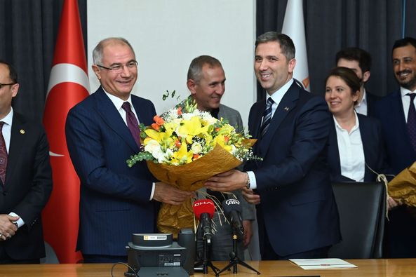 AK Parti Genel Başkanvekili Ala görevini Zafer Sırakaya'ya devretti