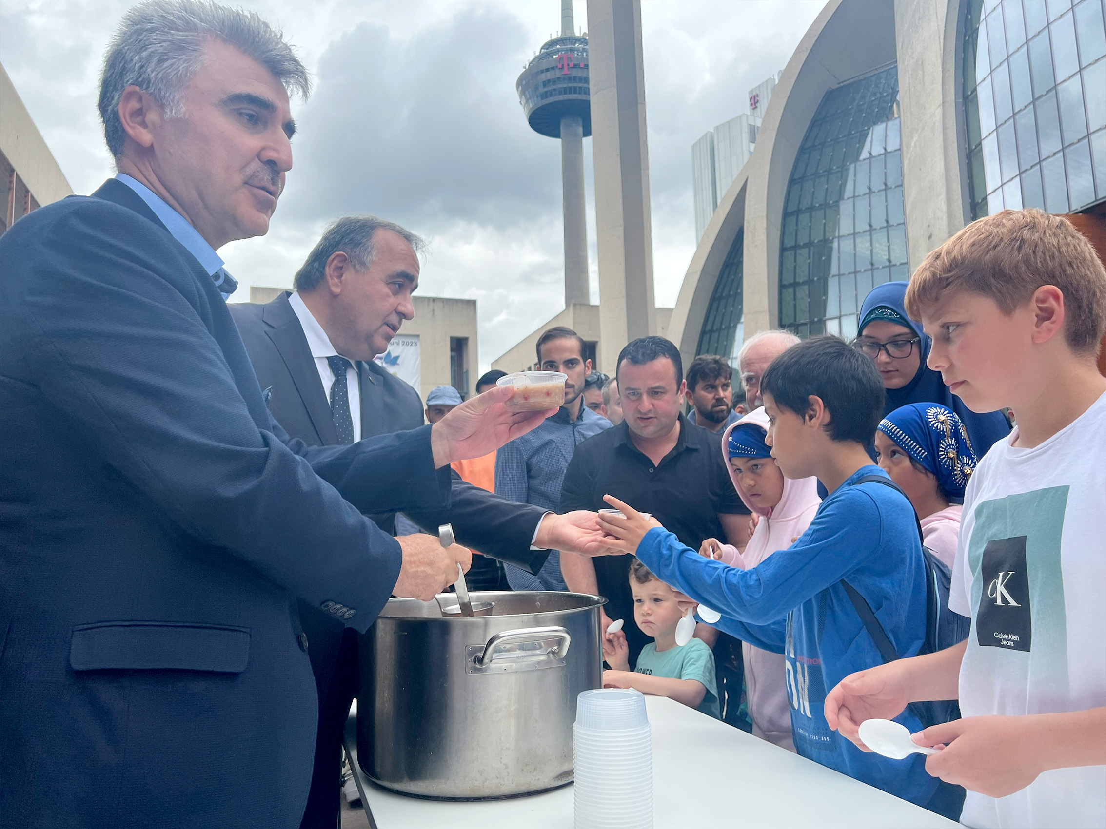 Köln DİTİB Camii’nde cemaate aşure ikram edildi