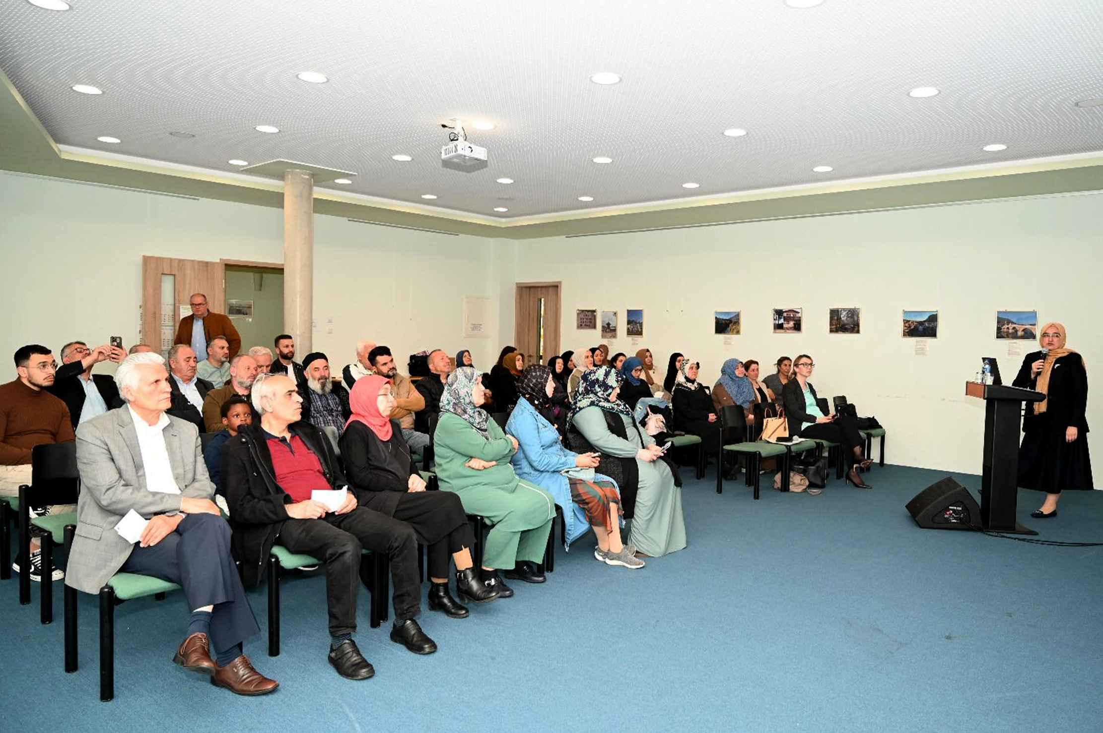 Aachen Yunus Emre Camii'nde Koruyucu Aile Paneli