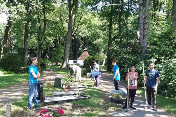 Cuxhaven'de Müslüman mezarlığına gönüllü gençlerden bakım