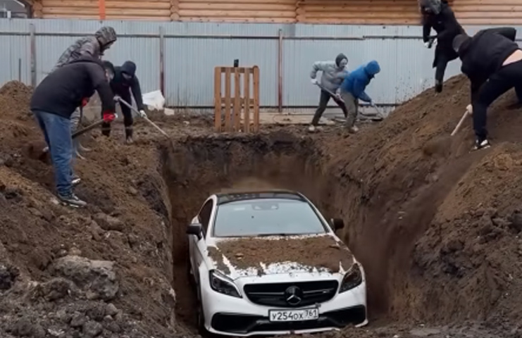 Rusya’da içerik üreticisi çılgın gençler lüks mercedesi toprağa gömüp yeni yılı karşıladı