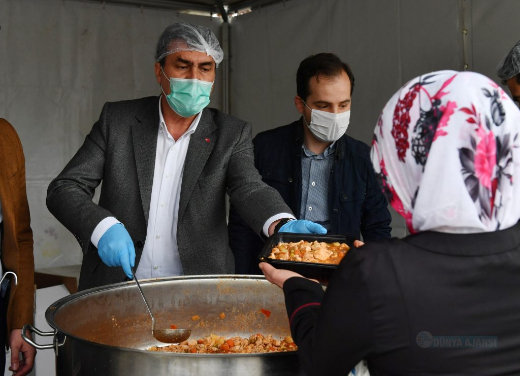 Başkan Dündar kepceyi eline aldı