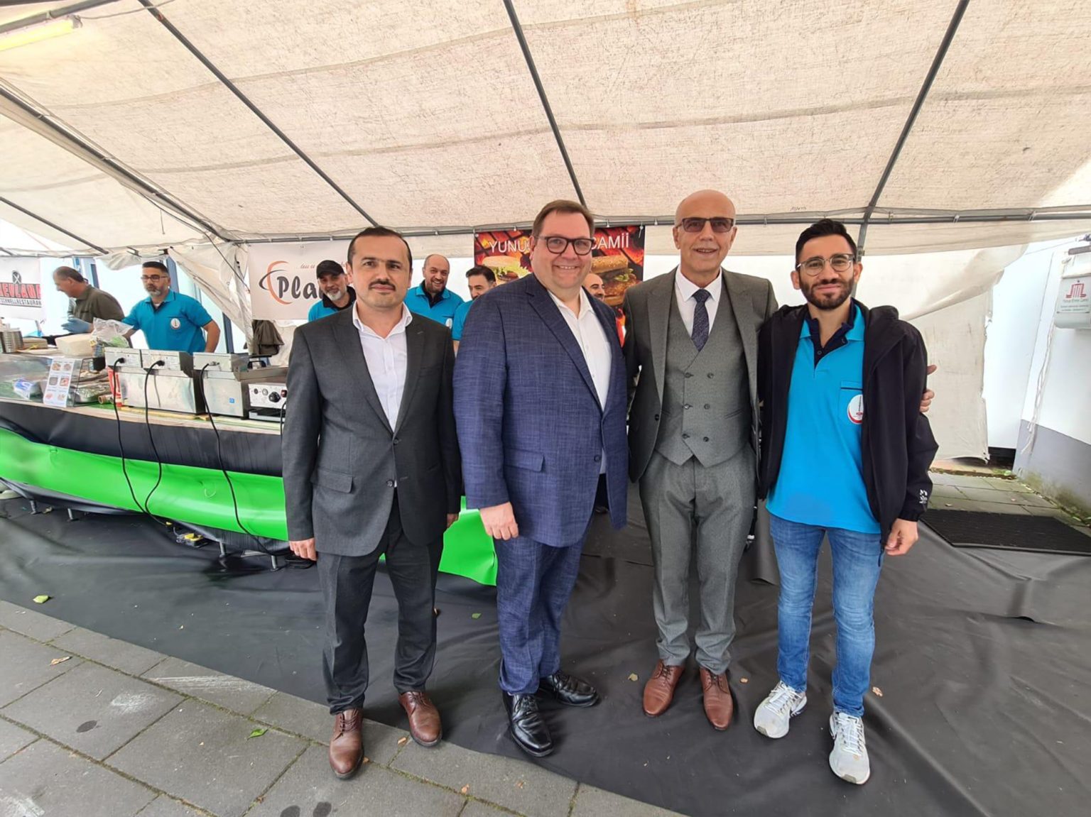 Krefeld belediyesinden DİTİB Yunus Emre Camii kütüphanesine destek