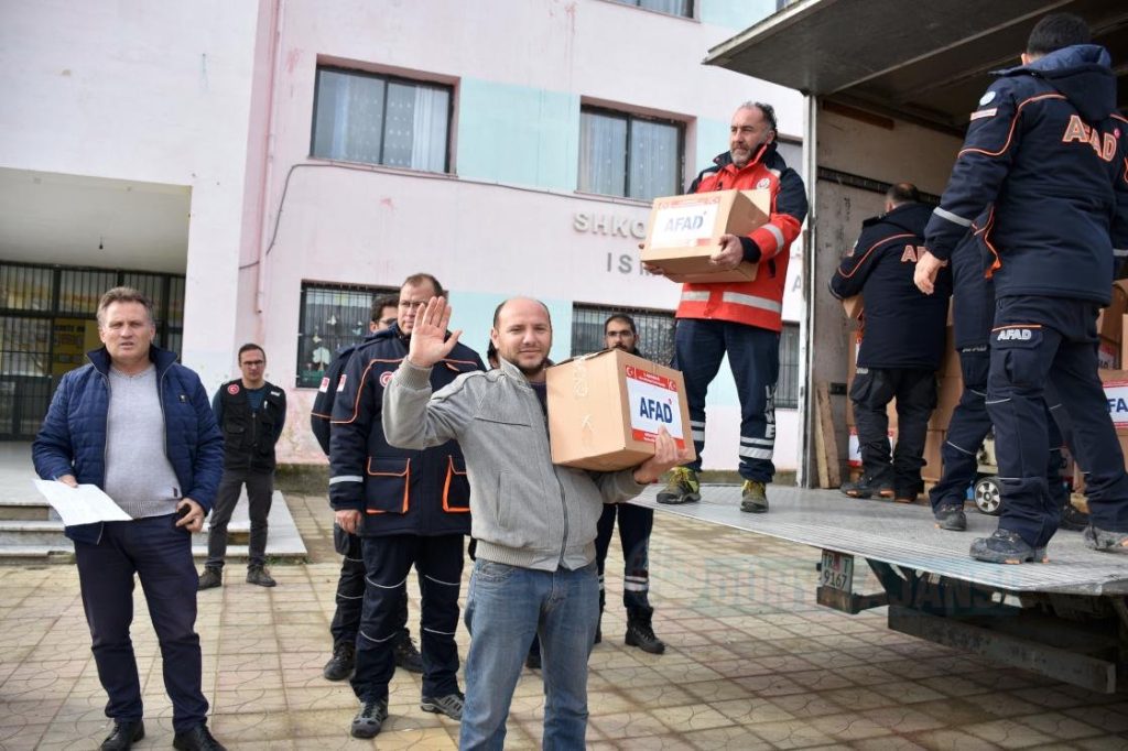 AFAD Arnavutluk'taki depremzedelere yardım malzemesi dağıttı