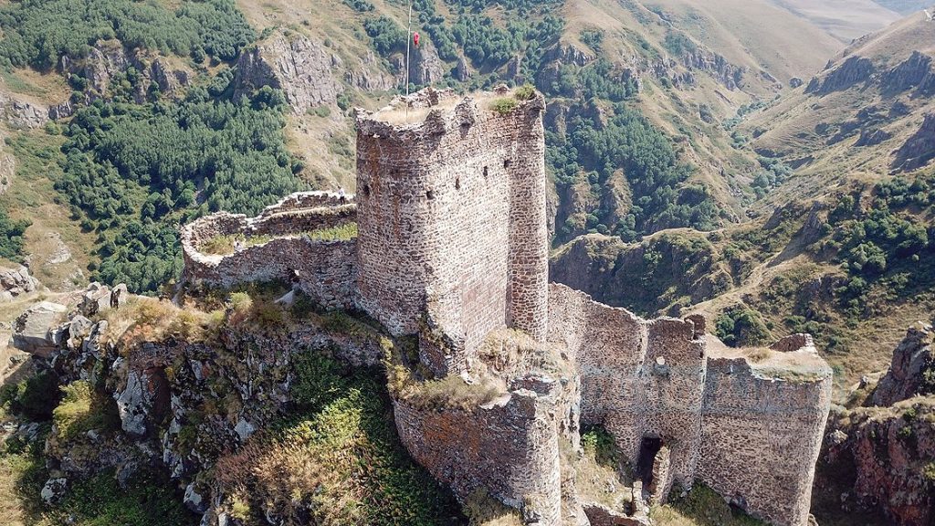 Ardahan'nın zirvesindeki Şeytan Kalesi'ne turist ilgisi