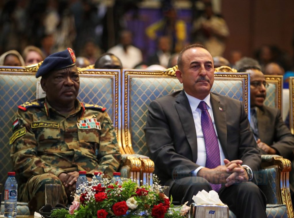 Sudan'da geçiş dönemini başlatacak Anayasal Bildiri anlaşması imzaları atıldı