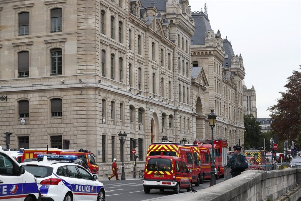 Paris Emniyet Müdürlüğünde bıçaklı saldırı