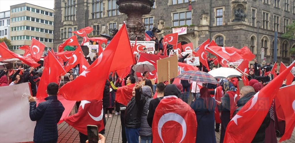 Avrupalı Türkler "Vatanına sahip çıkıyor"