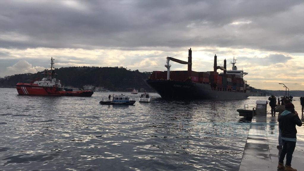 İstanbul Boğazı'nda karaya oturan yük gemisi kurtarıldı