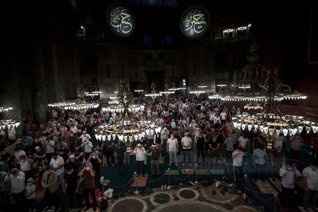 Ayasofya-i Kebir Cami-i Şerifi'nde ilk sabah namazı kılındı