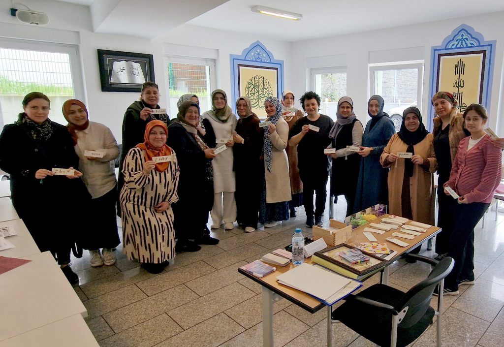 DİTİB Eyüp Sultan Camii'nde hat sanatı kursu büyük ilgi görüyor