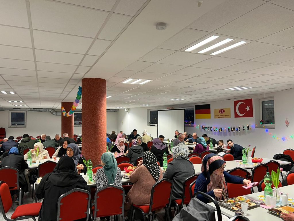 Bad Salzuflen DİTİB Mevlana Camii’nde ilk nesil büyüklere “Ahde Vefa” iftarı