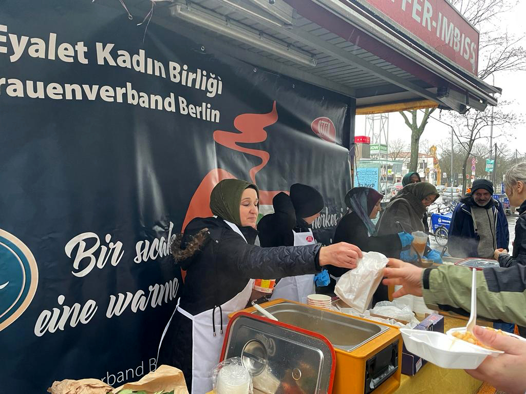 Berlin'de DİTİB Kadın Birliği evsizlere sıcak çorba dağıttı