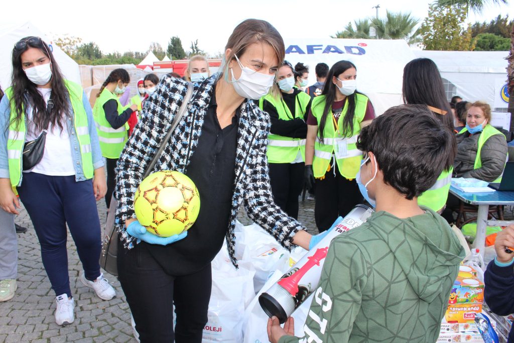 Depremzede çocuklara oyuncak ve kırtasiye yardımı