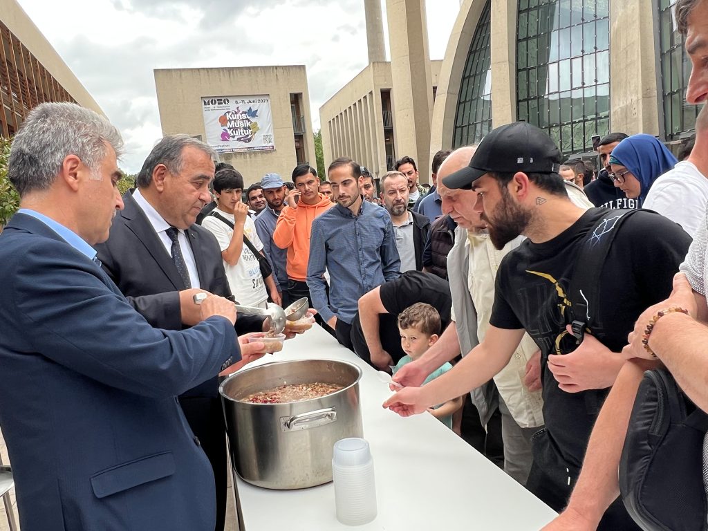 Köln DİTİB Camii’nde cemaate aşure ikram edildi