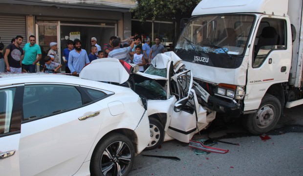 Freni tutmayan kamyonet dehşet saçtı