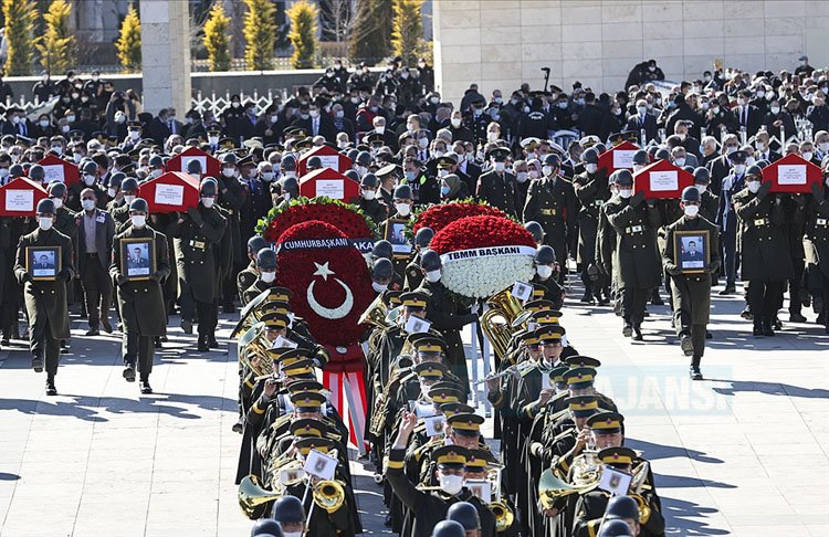 Bitlis'teki helikopter kazasında askerin şehit düşmesi Türkiye'yi yasa boğdu