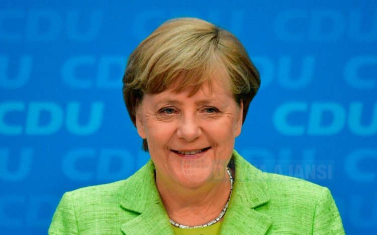 galeri 128052137 afp german chancellor angela merkel give DVoqG0QsgM