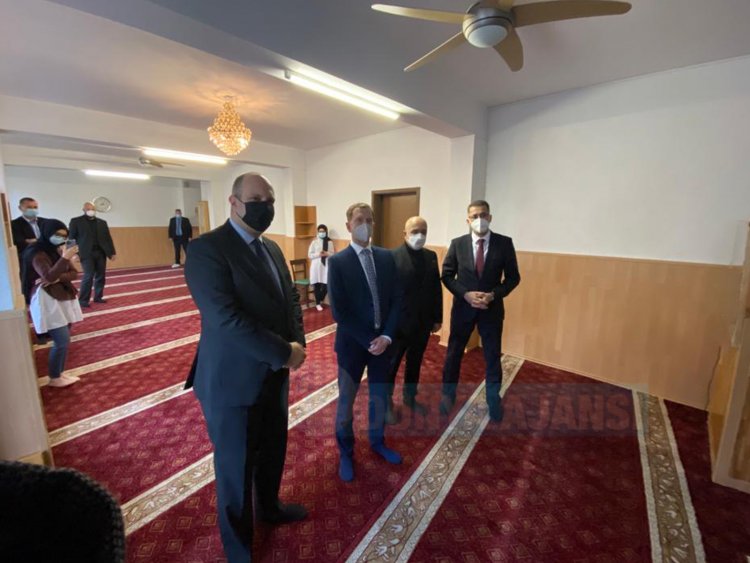 galeri basbakan kretschmer eyup sultan camiini ziyaret et efyMn0j56v