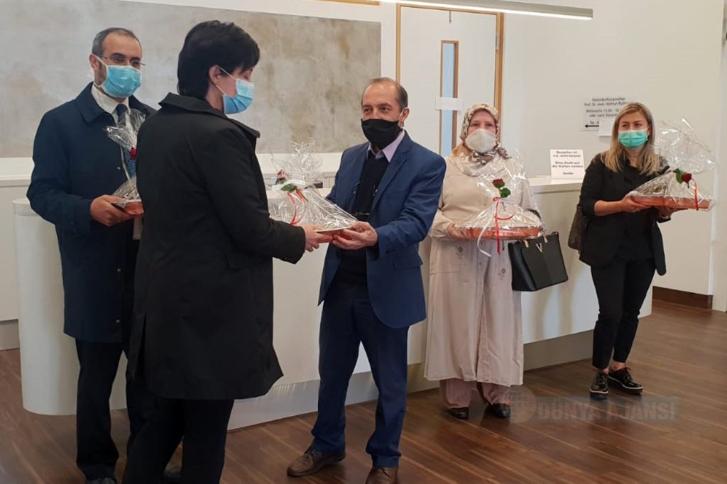 Lüdenscheid'de camiden sağlık çalışanlarına baklava jesti