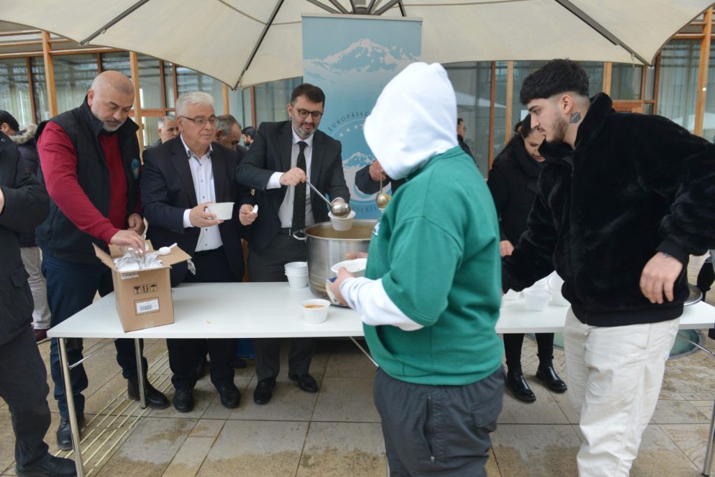 Avrupalı Kayserililer mantı yaparak depremzedelere destek oldu