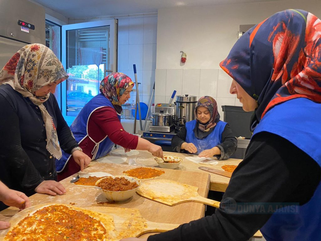 DİTİB kadın gönüllüleri lahmacun satarak selzedelere destek oldu