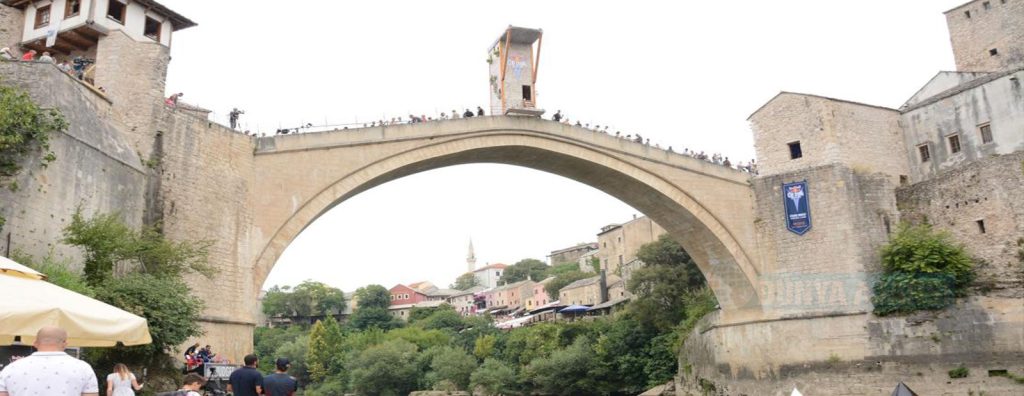 Cliff Diving Dünya Serisi kapsamında Mostar Köprüsü'nde heyecan yaşandı