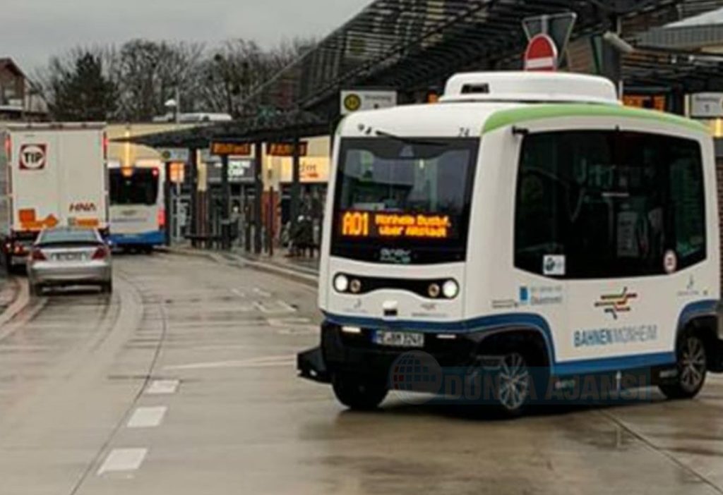 Almanya'da ilk kez çevre dostu elektrikli sürücüsüz araçlar trafikğe çıktı