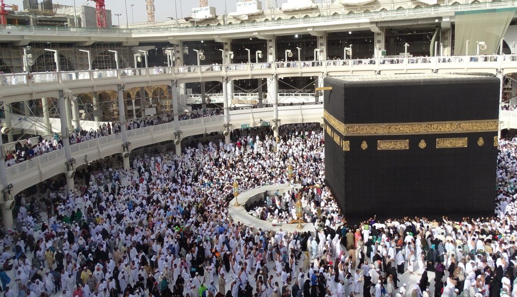 Kabe'de 7 ay sonra yeniden cemaatle namaz kılındı