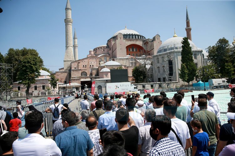 Ayasofya-i Kebir Cami-i Şerifi'ne bayramın ikinci günü de yoğun ilgi