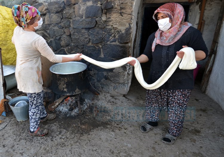 Asırlık lezzet çeçil peyniri geleneksel yöntemlerle üretilmeye devam ediliyor