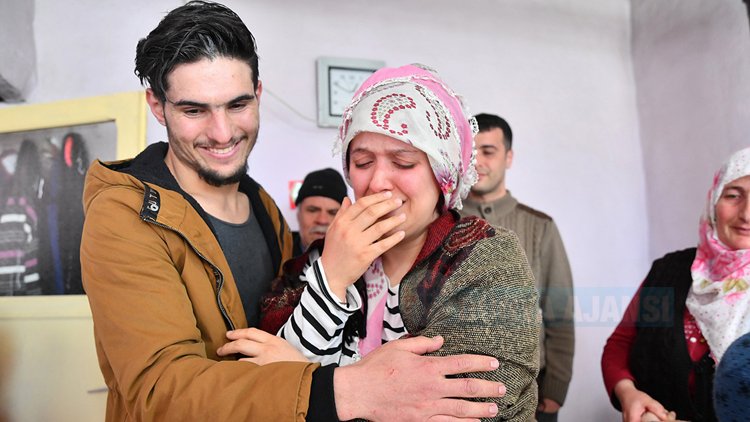 Suriyeli Mahmud elleri ile kazıyarak enkazdan kurtardığı depremzede ile buluştu