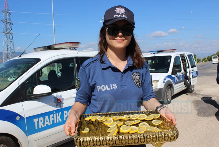 Tokat'ta sürücü ve yolculara polis yaprak sarması ikram etti