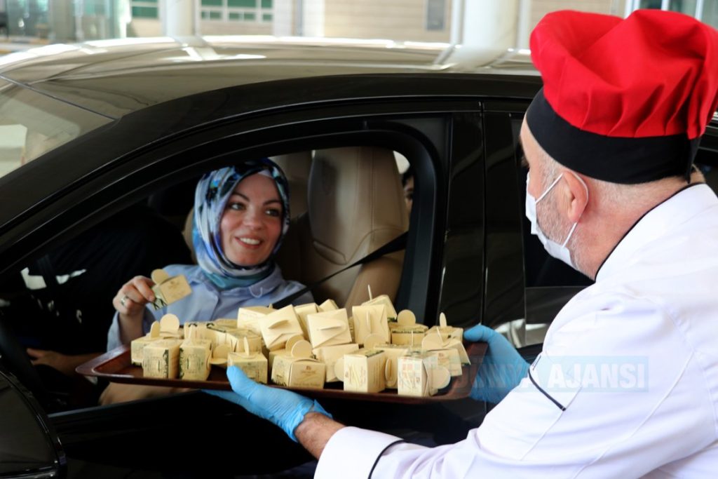 Türkiye'ye karayoluyla gelen izinciler Kapıkule'de tatlı ile karşılndı