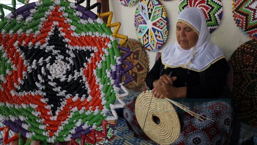 Fatma ninenin elinde şekillenen hasır örgüler