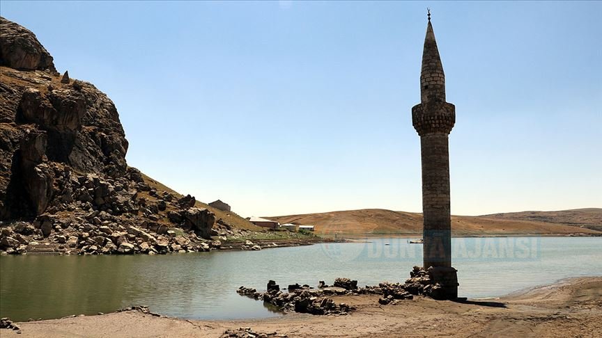 Yazıcı Barajı'nda sular çekilince eski köy yeniden göründü