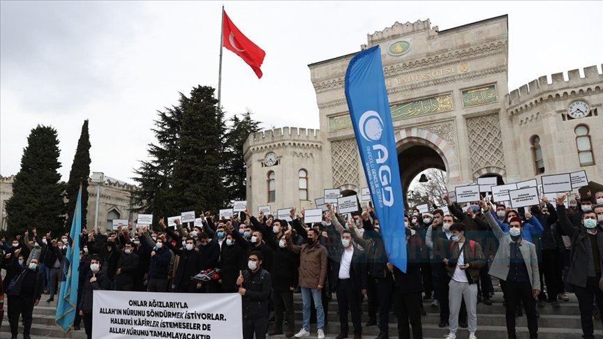 AGD Boğaziçi Üniversitesi önünde Kabe fotoğrafının yere serilmesini protesto etti