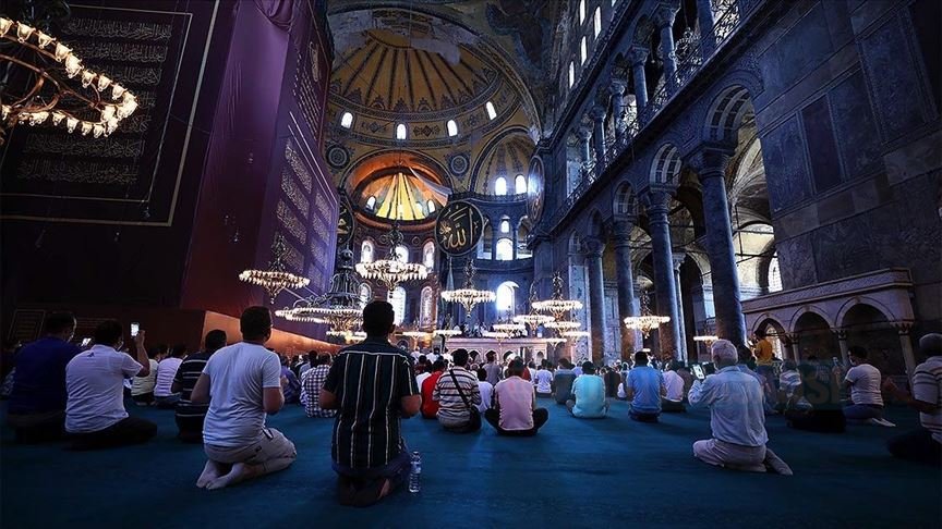 Ayasofya-i Kebir Cami-i Şerifi'nde ziyaretçi yoğunluğu sürüyor