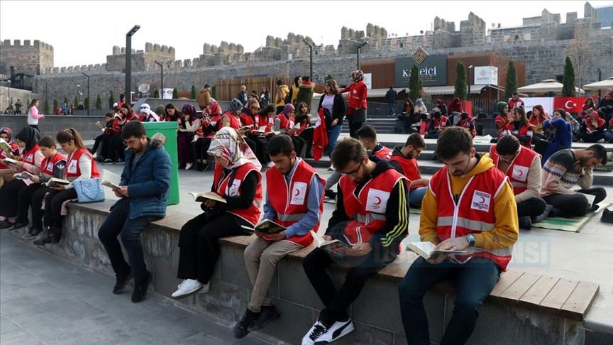 Evden getirdikleri kitapları okuduktan sonra köylere göndermek için bağışladılar