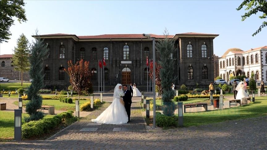 Diyarbakır'da tarihi 'İçkale' düğün ve nişan fotoğraflarının stüdyosu oldu