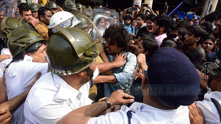 Yeni Delhi'deki Vatandaşlık Yasası protestolarında öğrencilere gözaltı