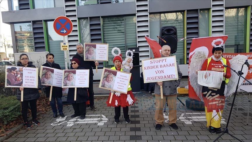 Türk ailenin 4 günlük bebeğini alan Gençlik Dairesi'ne protesto