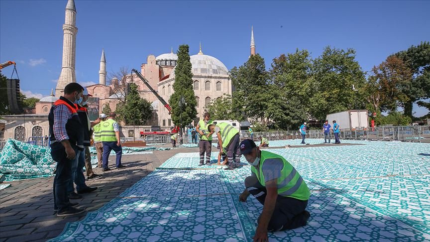 Ayasofya-i Kebir Cami-i Şerifi Meydanı'na cemaat için hasır seriliyor