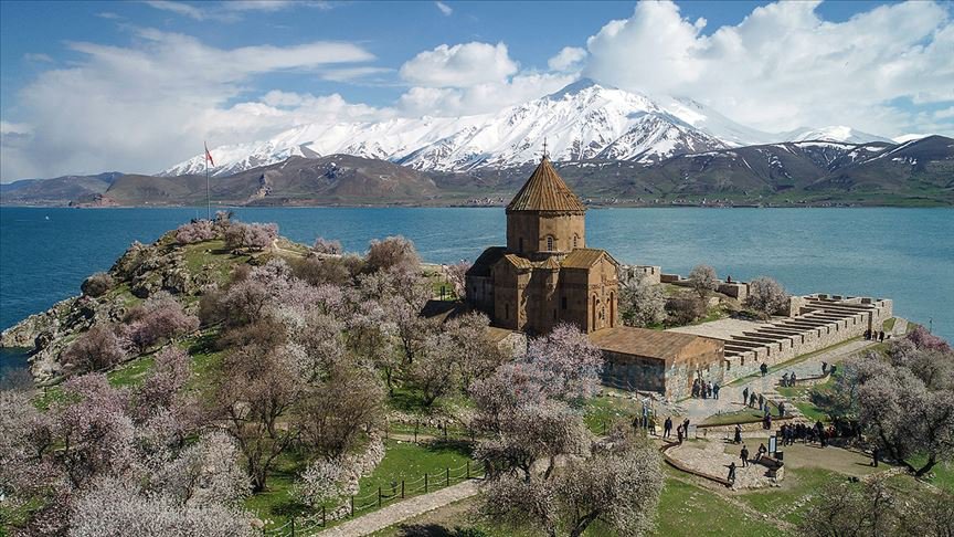 İnanç turizminin önemli mekanlardan Akdamar'da ayin hazırlığı