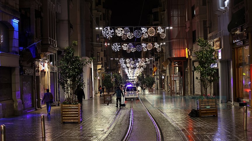 Türkiye'de hafta sonu uygulanacak sokağa çıkma kısıtlaması başladı