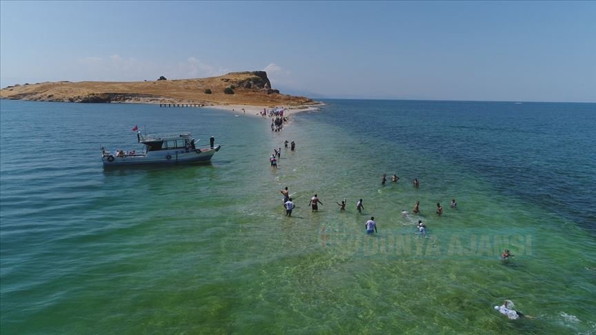 Van Gölü üzerinde Çarpanak Adası'na su altındaki antik yoldan ulaştılar