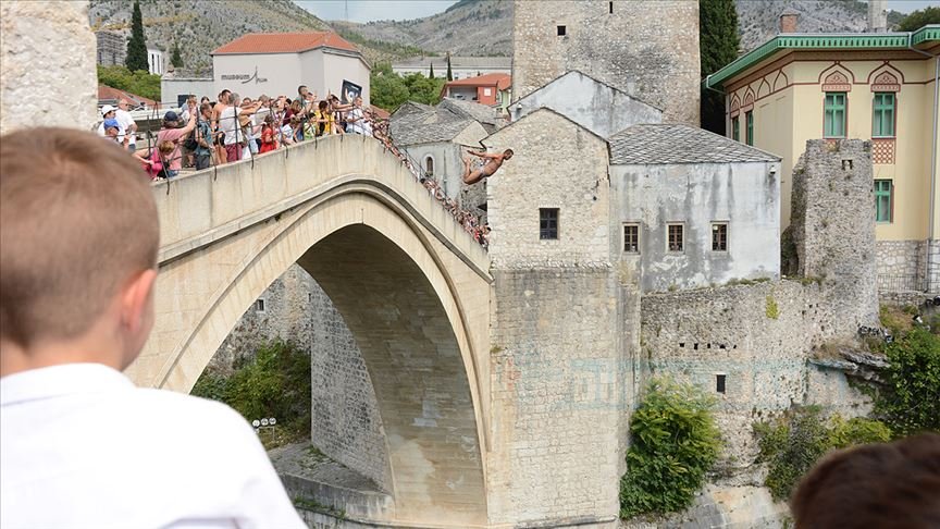 Srebrenitsa kurbanları için Mostar şehrinde anma yürüyüşü