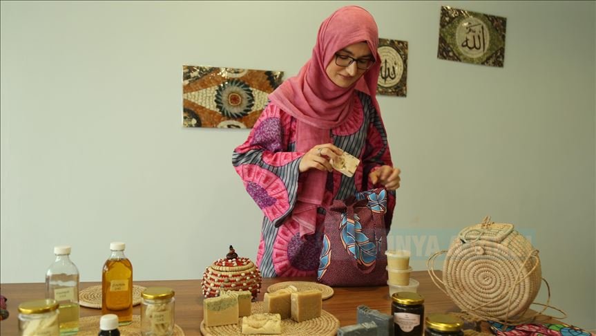 Nijerya'da Türk gelin doğal malzemelerle cilt bakım ürünleri hazırlıyor