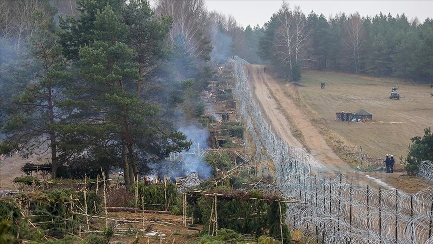 Göçmen krizi yaşanan  Polonya - Belarus sınırına duvar örülüyor