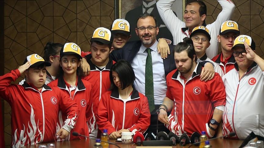 Bakan Kasapoğlu özel sporcularla bir araya geldi